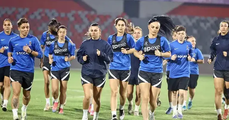 আজারবাইজানের নারী ফুটবল দল মাঠে প্রশিক্ষণ করছেন